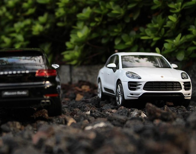 1:24 Porsche Macan White Car Alloy Car Model Simulation Car Decoration Collection Gift Toy Die Casting Model 